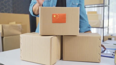 Flag of China on a logistics cargo package. Vídeo Stock 219680313