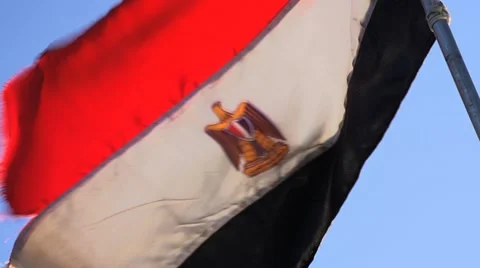 Flag of Egypt develops against the blue sky Vídeos de archivo 20455104