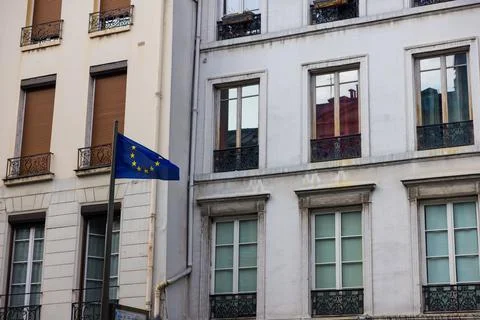 Flag of the EU in front of a building in Paris, France Foto stock