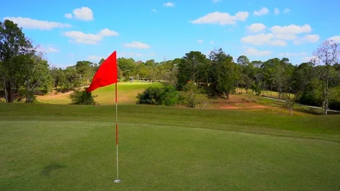 Flag golf in golf course, beautiful fair way and layout Vídeo Stock 120940314