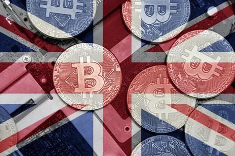 Flag of great britain on the bitcoins with computer electronic circuit board  Stock-Fotos