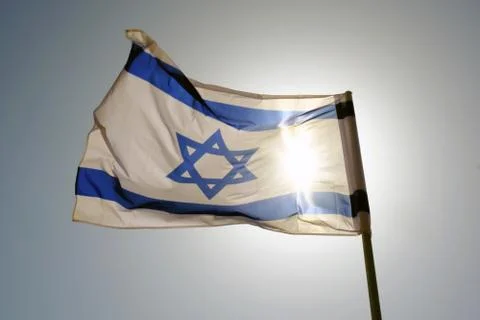 Flag of Israel against the sky develops in the wind Foto stock
