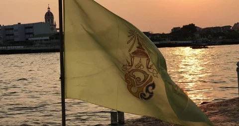Flag of the king of Thailand flap on floating pontoon pier on Chao Phraya river. Video stock 113767344