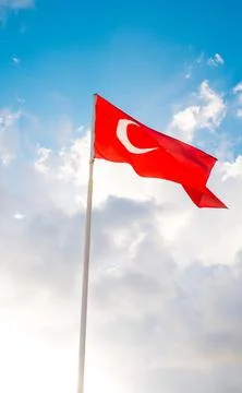 The flag of Turkey is developing in the blue sky. Foto stock
