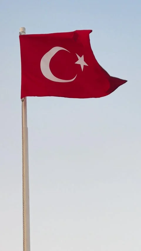 Flag of turkey waving in the wind in front of blue sky 库存影片 340489685