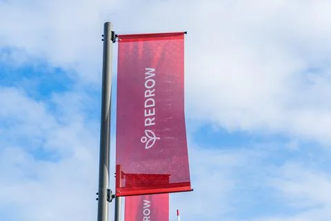 Flag of UK house builder, Redrow Homes outside of an office 스톡 사진