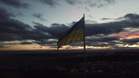 The flag of Ukraine on the background of the sunset. Torn flag. Dramatic scene Vídeo Stock 268323564
