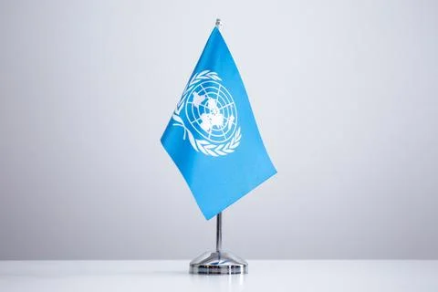 Flag of the United Nations on the table 库存照片