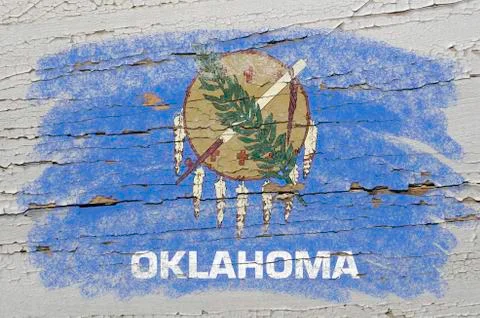Flag of us state of oklahoma on grunge wooden texture precise painted with ch Foto stock