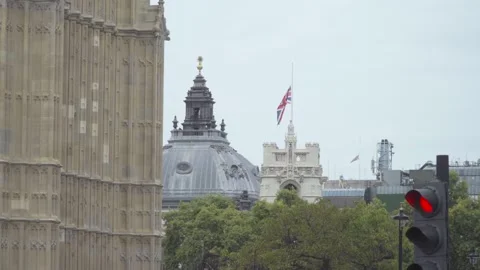 Flag Westminster Abbey half mast at Queen Elizabeth II funeral, London, UK Vídeos de archivo 211657483