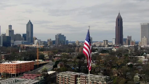 Flagpole and construction crane against the Atlanta skyline Vidéo 104239249