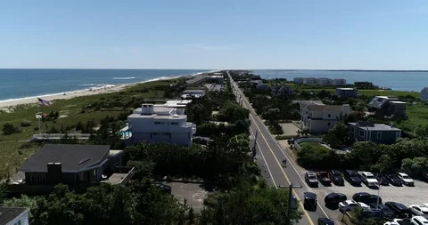 Flagpole and low white beach house on Dune Road, Westhampton Beach 库存影片 91998747