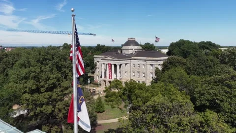 Flagpole and State Capitol Among Trees in Raleigh Vídeos de archivo 347701232