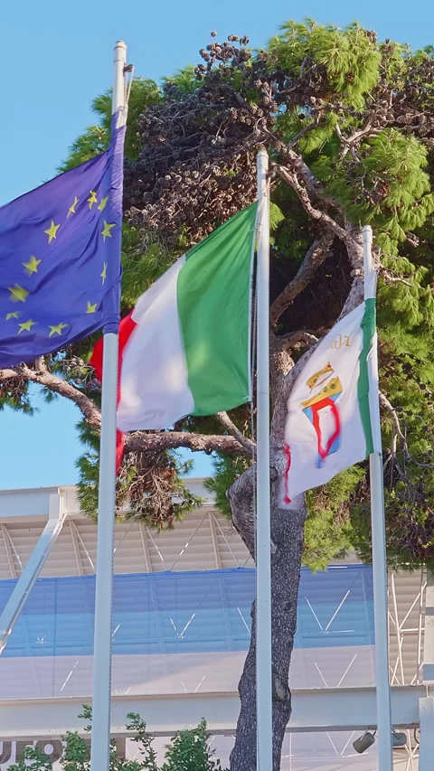 Flags on flagpoles waving in the wind of the EU, Italy and the Puglia region. Vídeo Stock 296103634