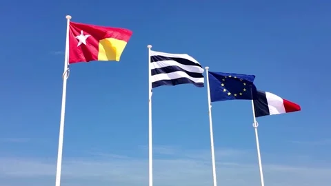 Flags fluttering along Dunkirk beach France 库存影片 342815509
