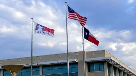 Flags flying over City Hall in Allen, Texas Vídeo Stock 136905010
