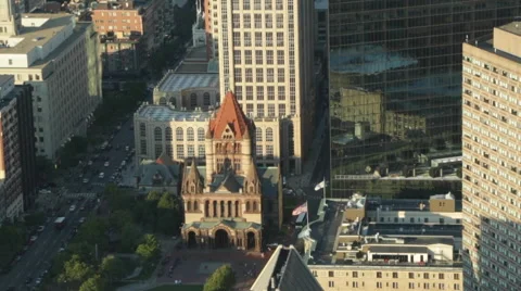 Flags Flying at Trinity Church in Boston Vídeo Stock 65795646