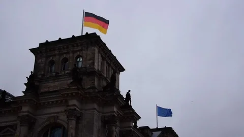 The flags of the German Parliament Stockbeeldmateriaal 101421709
