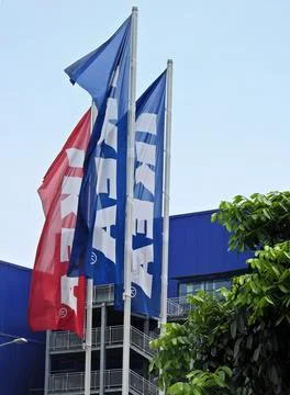 Flags at Ikea store outside the building Foto stock