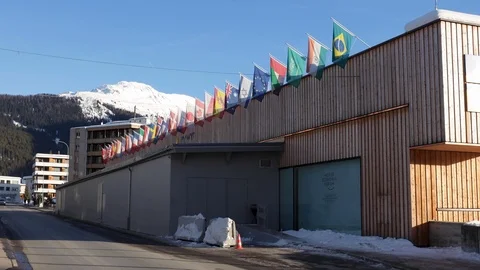 Flags outside of the kongressbuiilding in Davos for the WEF. The World Vidéo 122978043