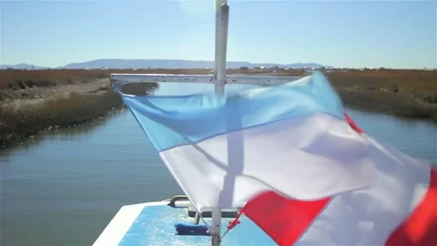 Flags at the tip of boat in a river 動画素材 75171754