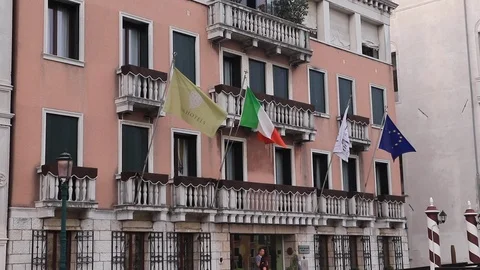 Flags On Venice Canal Building Видео 104865181