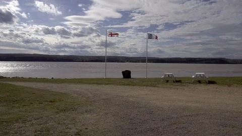 Flags in the Wind Overlooking the Ocean Vidéo 90931954
