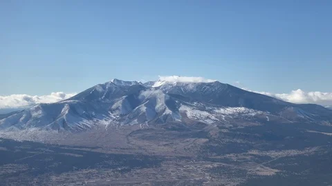 Flagstaff from the airplane beyond clouds Vídeos de archivo 125588658