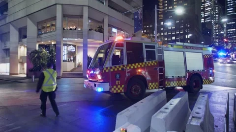 Flahing fire engine in Sydney at night 4K Vidéo 165572402