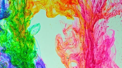 .The flakes of various colored powder dissolved in water migrated together. Vidéo 247019950
