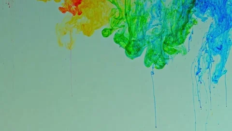 .The flakes of various colored powder dissolved in water migrated together. Vidéo 247020128
