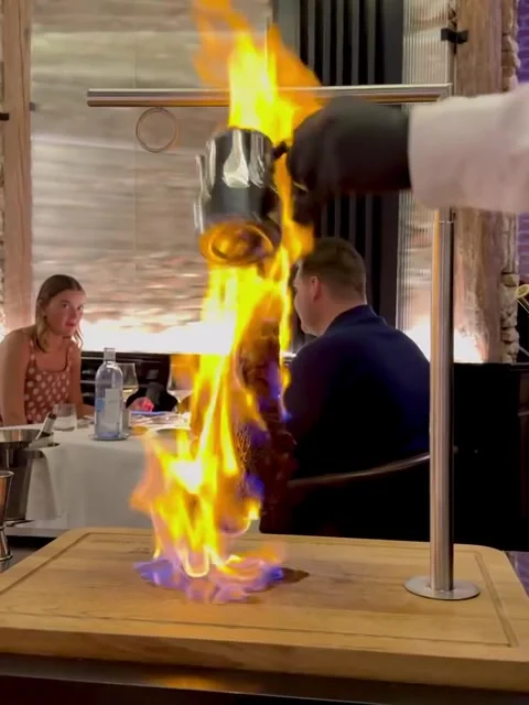 Flambé Tomahawk Steak in Upscale Restaurant 库存影片 341317454