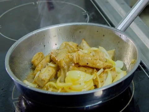 The Flambeau of the pan, the meat is fried 스톡 동영상 73991772