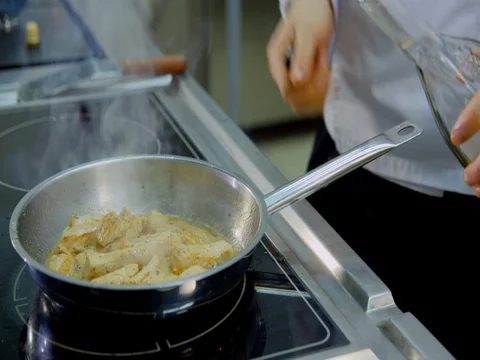 The Flambeau of the pan, the meat is fried Vídeo Stock 73992583