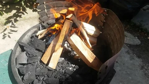 Flame and fire in the grill Vídeo Stock 136541139