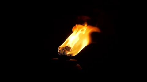 Flame of a burning torch in the dark. Flaming Torch Isolated in Pitch Black Vídeo Stock 132203121
