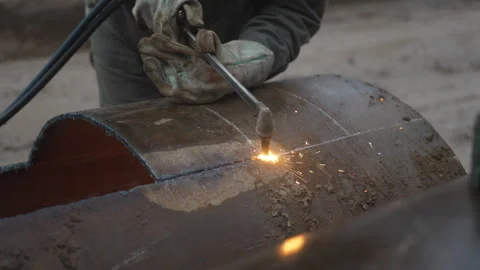 Flame connects massive pipe pieces edges with glowing seam Vídeo Stock 316098974