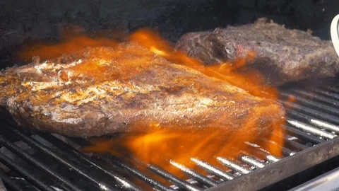 Flame Grilling Barbecue Beef Brisket in Slow Motion Vidéo 104163480