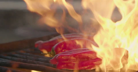Flame Grilling Red Chile Peppers Vidéo 144777752