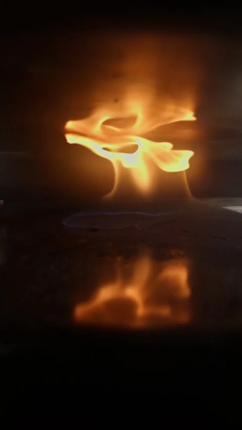 Flame igniting inside a gas oven Vídeos de archivo 320835793