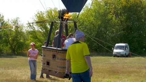 Flame rise and inflate hot air balloon Stock Footage