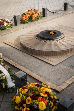 The flame of the unknown soldier under the arches of the Arc de Triomphe in.. Stock Photos