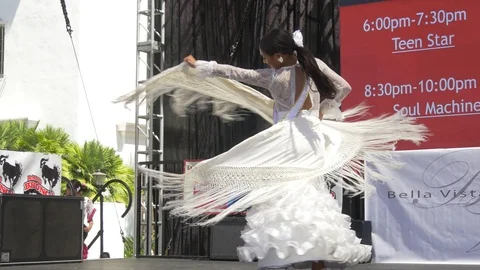 Flamenco dancer performs at Santa Barbara Fiesta celebration 스톡 동영상 115093904