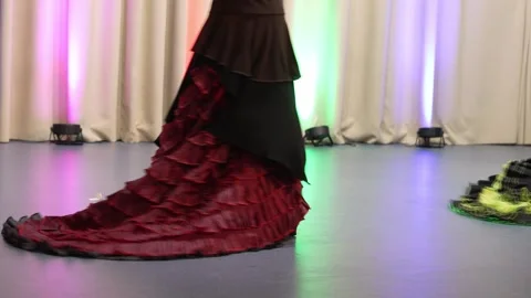 Flamenco Spanish dancers, Bata de Cola Видео 310599666