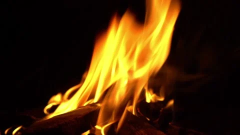 Flames that burn a log Видео 136423138