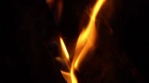 Flames that burn a log Видео 136423241