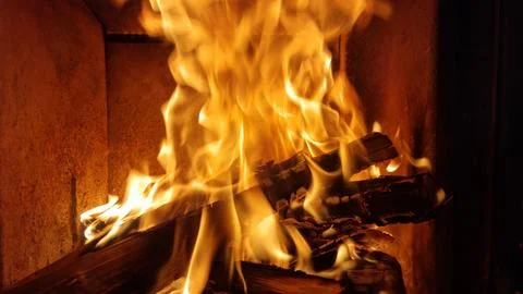 Flames dance in the fireplace during a cold winter evening Foto stock