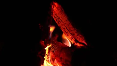 Flames flicker and dance in the air as small bonfire gives off red warm Vídeos de archivo 252115339