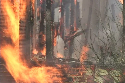 Flames from house fire 库存影片 129353