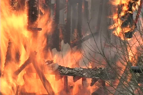 Flames from house fire 库存影片 129357